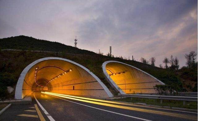 连国道都有路灯,为什么高速公路没有,网友:电网沐鸣2供应不过来 连国道都有路灯,为什么高速公路没有,网友:电网沐鸣2供应不过来